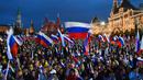 Orang-orang berkumpul pada konser untuk merayakan penggabungan wilayah Ukraina dengan Rusia di Lapangan Merah, Moskow, Rusia, 30 September 2022. (Maksim Blinov, Sputnik, Kremlin Pool Photo via AP)