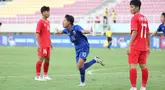 Timnas Thailand U-16 melaju ke partai final Piala AFF U-16 2024 setelah mengalahkan Vietnam 2-1 pada laga semifinal di Stadion Manahan, Solo, Senin (1/7/2024) sore WIB. Sempat tertinggal 0-1 lewat gol eksekusi penalti Dau Hong Phong pada menit ke-53. Thailand akhirnya mampu comeback dengan mencetak dua gol melalui sundulan kepala Phuriphan Phothong (61') dan lewat aksi tendangan jarak dekat Chaiwat Ngoenma pada masa injury time (90+3). (Bola.com/Abdul Aziz)