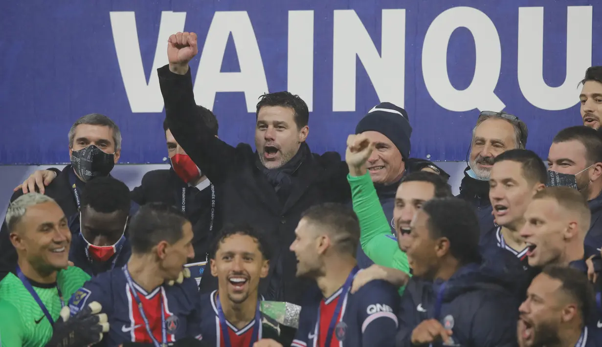 Pelatih PSG, Mauricio Pochettino (tengah) berselebrasi bersama pemain saat meraih trofi Piala Super Prancis 2020/2021 di stadion Bollaert di Lens, Prancis utara, Kamis (14/1/2021). PSG menang atas Olympiqe de Marseille 2-1. (AP Photo/Christophe Ena)