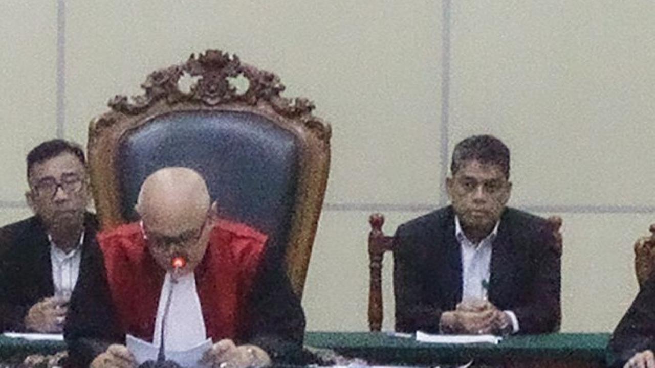 VIDEO: Divonis Tak Bersalah Kasus Lord Luhut, Fatia Tunjuk-Tunjuk Haris Azhar