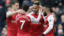Pemain Arsenal merayakan gol kedua yang diciptakan Pierre-Emerick Aubameyang saat melawan Stoke City pada pertandingan Liga Inggris di Stadion Emirates, London (4/1). Arsenal 3-0 menang atas Stoke City. (AP Photo/Tim Ireland)