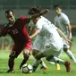 Pemain sayap Timnas Indonesia U-23. Riko Simanjuntak (kiri) berebut bola dengan pemain Korea Selatan U-23 pada laga persahabatan di Stadion Pakansari, Kab Bogor, Sabtu (23/6). Babak pertama Indonesia U-23 tertinggal 0-1. (Liputan6.com/Helmi Fithriansyah)