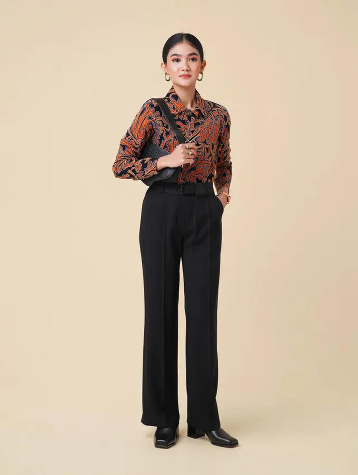 Baju Batik Cocok dengan Celana Apa? Ini 7 Model Celana yang Bisa Kamu Andalkan