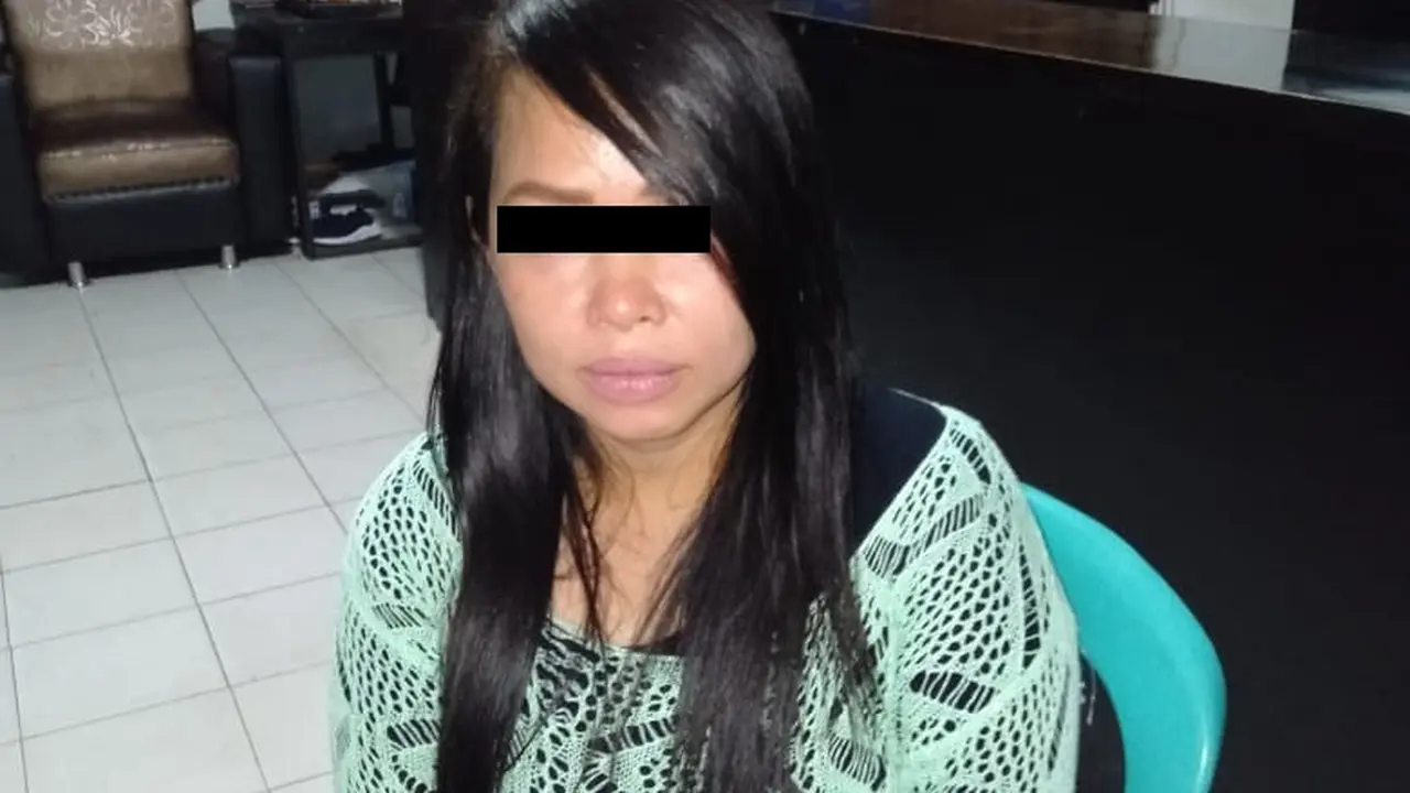 Polisi Dompu menangkap empat emak-emak yang berjudi di bawah kolong rumah panggung. (Foto: Liputan6.com/Miftahul Yani)