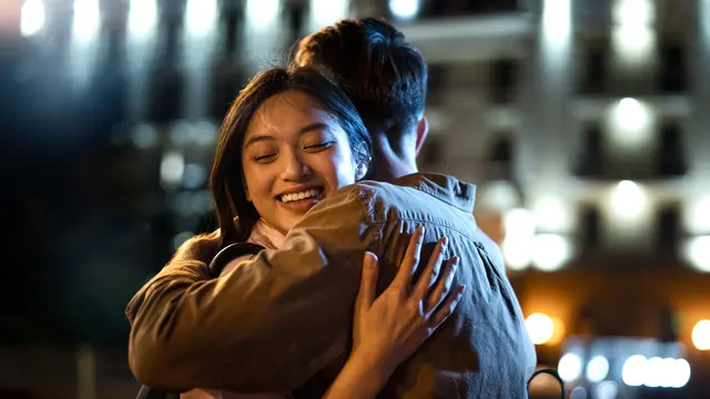 pasangan bahagia berpelukan