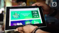 Pelanggan mengecek website tokopedia di Tangerang, Senin (4/5/2020). Tokopedia baru saja diserang hacker, yang mana menyebabkan data kredensial sekitar 91 juta akun pengguna dan 7 juta akun merchant bocor. (Liputan6.com/Angga Yuniar)