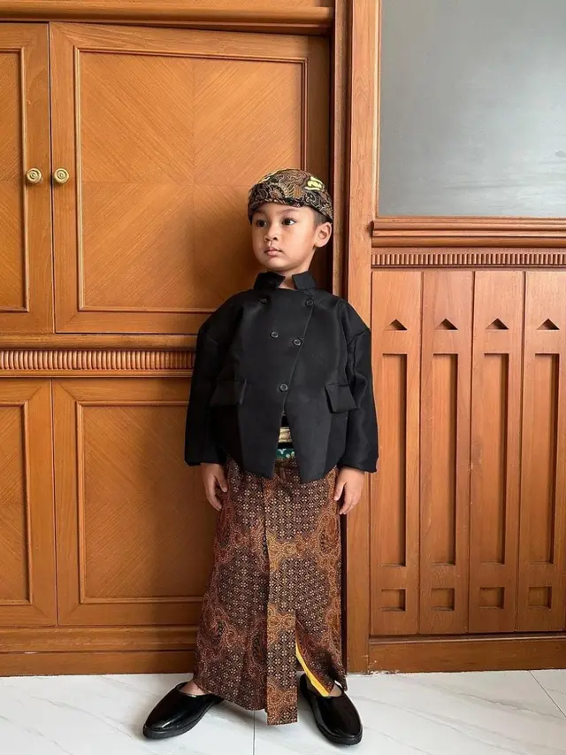 Potret Kiano Tiger Anak Baim Wong saat Mengenakan Baju Adat Jawa