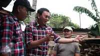 Calon gubernur DKI Jakarta, Basuki Tjahaja Purnama alias Ahok berbincang dengan warga kawasan Ciracas, Jakarta Timur, Kamis (2/2). Kepada warga, Ahok menanyakan bagaimana parahnya banjir di wilayah tersebut. (Liputan6.com/Gempur M Surya)