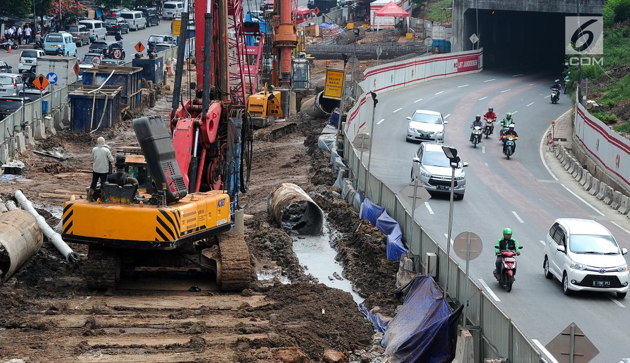 Pekerja menyiapkan alat berat untuk pengerjaan proyek Light Rail Transit (LRT) di depan BNN, Cawang, Jakarta, Selasa (23/5). Pengerjaan LRT Cawang-Dukuh Atas mulai memasuki tahap pengerjaan Long Span pada minggu ini. (Liputan6.com/Yoppy Renato)