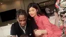 "Kylie sangat bahagia degan Travis dan ia sangat mencintainya dan juga Stormi," jelas sumber. (snapchat/kyliejenner)