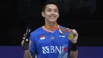 Pebulu tangkis tunggal putra Indonesia, Jonatan Christie sukses mengoleksi gelar keduanya tahun ini setelah menjuarai Badminton Asia Championship 2024, Minggu (14/4/2024) di Ningbo Olympic Sports Center Gymnasium, China. Di partai final, Jojo kembali menaklukkan jagoan China, Li Shi Feng dengan dua gim langsung, 21-15, 21-16. Sebelumnya di partai semifinal, juara All England 2024 ini juga sukses menghentikan laju andalan tuan rumah, Shi Yu Qi lewat pertarungan sengit tiga gim. (AP Photo)
