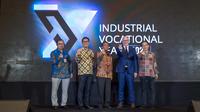 (Ki-Ka) Asisten Deputi Pendidikan Vokasi dan Pendidikan Tinggi Asril, plt Asisten Deputi Peningkatan Produktivitas Tenaga Kerja Kemenko Perekonomian Chairul Saleh, Kepala Badan Pengembangan Sumber Daya Manusia Industri (BPSDMI) Arus Gunawan, Senior TVET System Reform GIZ Rudy Djumali, State Secretary Swiss Boris Andres Zurcher saat peluncuran Industrial Vocation Year 2023 di Jakarta (25/11/2022). (Liputan6.com)