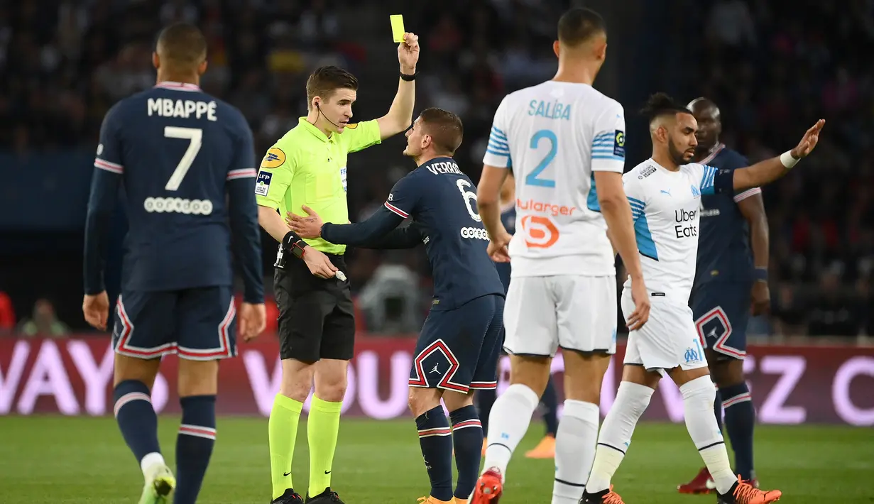 Bertanding di hadapan publik sendiri, The Parc des Princes Stadium, PSG tampil ngotot berujung keras hingga menerima 6 kartu kuning dari wasit. (AFP/Franck Fife)