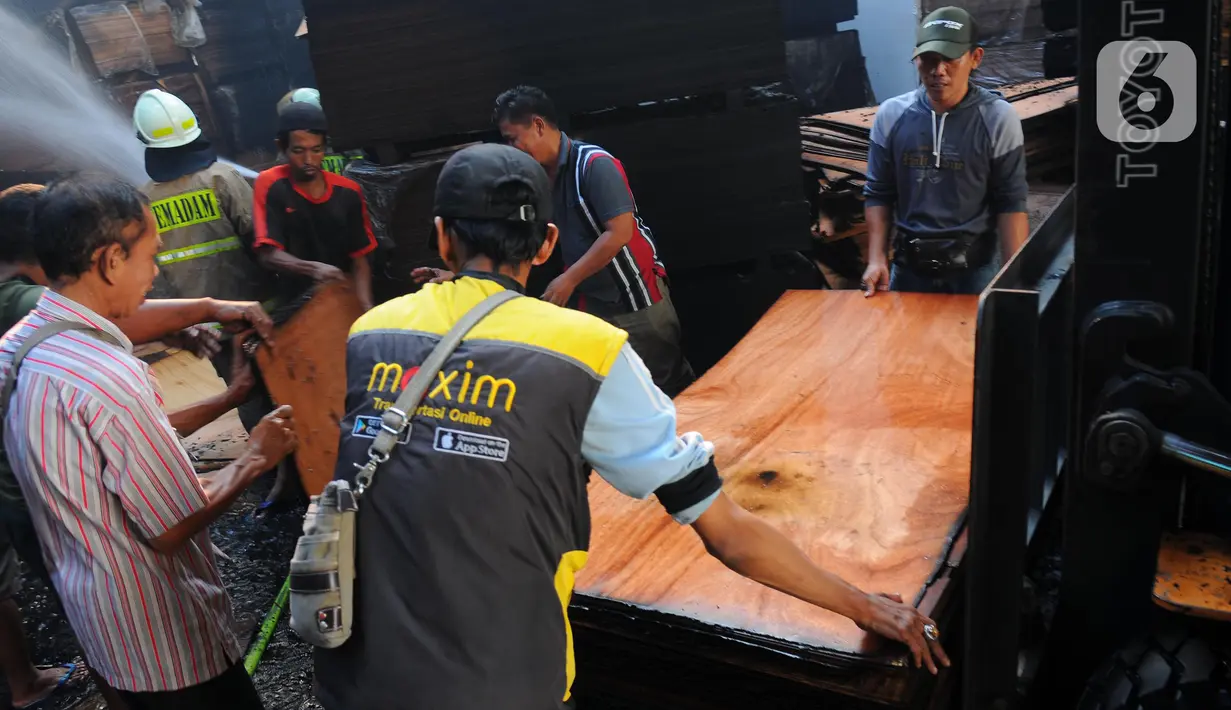 Akibat kebakaran yang terjadi Selasa sekitar pukul 20.35 WIB ini, mengakibatkan kerugian yang mencapai Rp 1 miliar. (merdeka.com/Imam Buhori)