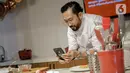 Chef Norman saat mengabadikan foto hasil hidangan bernutrisi menggunakan bahan-bahan dari daftar "50 Pangan untuk Masa Depan” di Jakarta, Selasa (26/01/2021). (Liputan6.com/Pool)