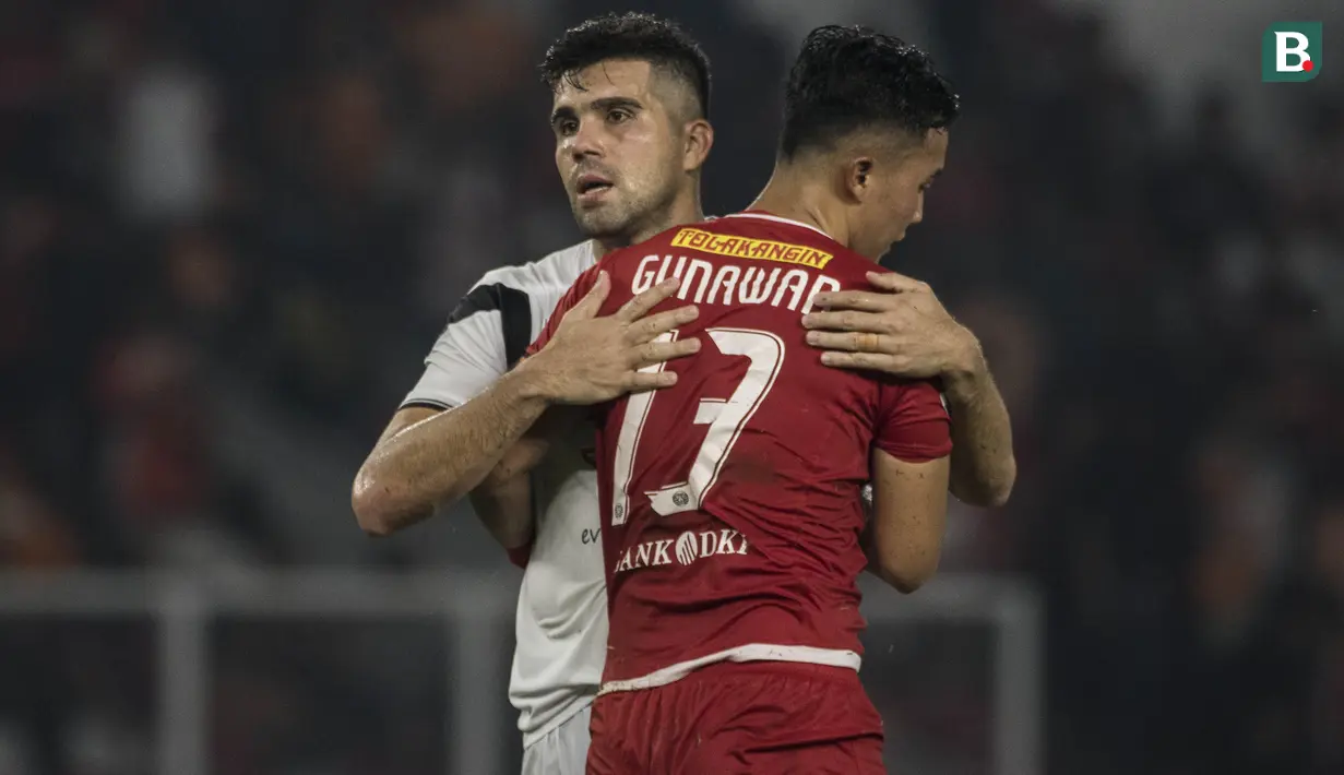 Bek Madura United, Fabiano Beltrame, menghibur bek Persija Jakarta, Gunawan Dwi Cahyo, usai laga Liga 1 di SUGBK, Jakarta, Sabtu (12/5/2018). Persija kalah 0-2 dari Madura United. (Bola.com/Vitalis Yogi Trisna)