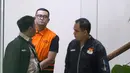 Bupati Klaten Hamenang Wajar Ismoyo tampak tak berexpresi saat keluar dari Gedung Merah Putih KPK, Jakarta, Jumat (16/10/2026), setelah ditetapkan sebagai tersangka dalam kasus yang terungkap melalui operasi tangkap tangan. (KLY/Budy Santoso)
