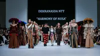 Dekranasda NTT bekerja sama dengan&nbsp;tiga desainer lokal: Defrico Audy, Temma Presetio, dan Maya Ratih mempersembahkan koleksi bertajuk "Harmony of Nusa" di panggung Jakarta Fashion Week (JFW) 2023. (dok. JFW)