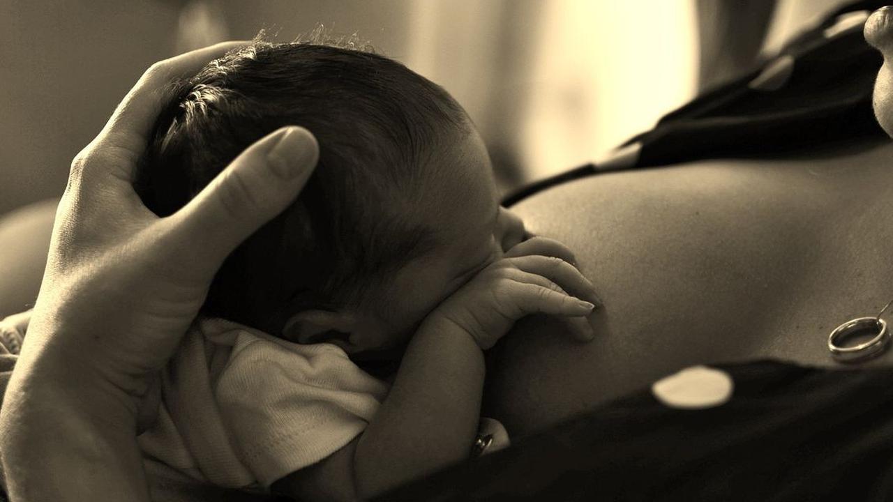 Bayi sering menyusu artinya tidak dapat ASI cukup