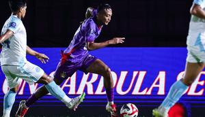 Sebagai pemain muda bertalenta yang pernah membela Timnas Indonesia di SEA Games Thailand 2025, Rifki Ray menunjukkan kematangan dalam membaca permainan. (Bola.com/Gatot Sumitro)