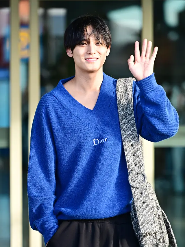 Mingyu SEVENTEEN Bersiap Terbang ke Jakarta, Tetap Menawan dengan Muka Bantal Berbalut Airport Look yang Kasual