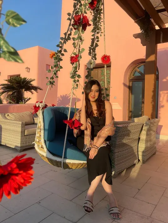 <p>Kekasih Ramadhan Sananta, Zahra Khansa Salsabila tampil simple dengan dress hitam dan pashmina yang disematkan di lehernya. [@zhrkhansaa]</p>