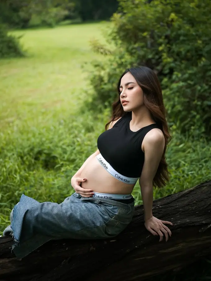 Potret Mahalini Pamer Baby Bump dengan Crop Tank Top di Pemotretan Terbaru