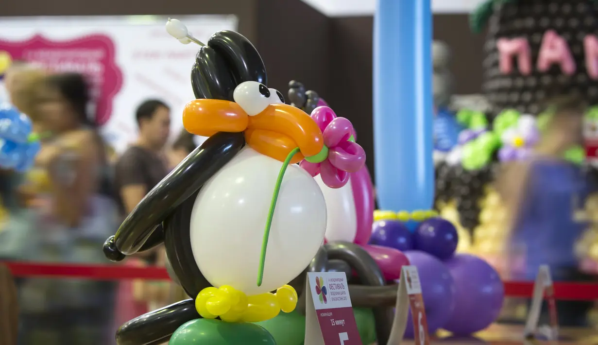 Sebuah balon berbentuk burung yang ada di acara International Festival of Air Balloons Design, Almaty, Kazakhstan, 9 Juli 2015. Karya seni yang ditampilkan di acara tersebut seluruhnya terbuat dari balon. (REUTERS/Shamil Zhumatov)