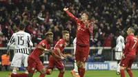 Pemain Bayern Munich, Robert Lewandowski (tengah) mencetak gol pembuka bagi timnya saat melawan Juventus pada laga leg kedua 16 besar liga Champions di Stadion Allianz Arena, Munich, Kamis (17/3/2016) dini hari WIB. (AFP/Odd Andersen)