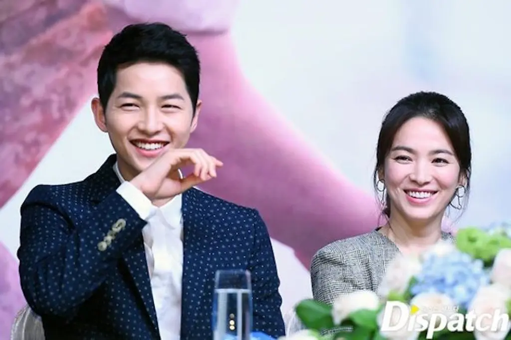 Song Joong Ki dan Song Hye Kyo mengejutkan penggemar dengan mengumumkan rencana pernikahan mereka. 