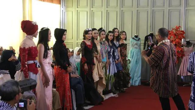 Samuel Wattimena menjadi pembicara utama dalam gelar wicara keahlian tata busana di Purbalingga, Jawa Tengah. (Foto: Liputan6.com/Kominfo PBG/Muhamad Ridlo)