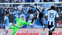 Pemain Juventus, Randal Kolo Muani, saat mencetak gol ke gawang Lazio dalam laga giornata 36 Serie A Liga Italia 2024/2025 di Olympic Stadium, Sabtu (10/5/2025) malam WIB. (Fabrizio Corradetti/LaPresse via AP)