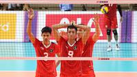Para pemain tim bola voli putra Indonesia bersiap di depan net saat menghadapi Filipina pada laga pertama Grup A cabor bola voli putra SEA Games 2023 di Olympic Complex Indoor Main Hall, Phnom Penh, Kamboja, Rabu (3/5/2023). Tim bola voli putra Indonesia menang 3-0 (25-18, 25-18, 25-23). (Bola.com/Abdul Aziz)