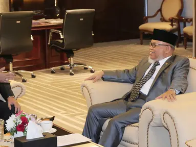Ketua MKD Surahman Hidayat (kiri) saat menemui Ketua DPR Ade Komaruddin di ruangan Pimpinan DPR RI, Jakarta, Senin (2/1). Pertemuan membahas rencana menyusun Undang Undang Etika pada lembaga perwakilan. (Liputan6.com/Angga Yuniar)