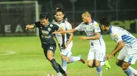 Winger Arema Cronus, Arif Suyono dikepung tiga pemain Persib Bandung yang coba mengadang pergerakannya. Arema menang tipis 1-0 atas Persib dalam laga uji coba di Stadion Kanjuruhan, Senin (11/8/2015). (Bola.com/ Kevin Setiawan)