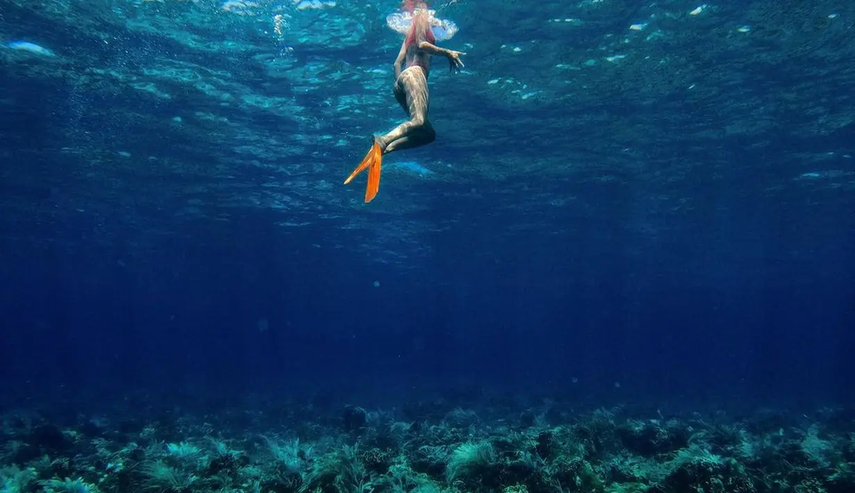 Alyssa Daguise saat menyelam di Labuan Bajo. Menikmati keindahan terumbu karang dan hewan-hewan laut. (Foto: Instagram/ alyssadaguise)
