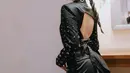 Jessica Mila tampil glam dengan slit gown dari Jeffrey Tan. Gaun backless itu memiliki detail embellisment yang menawan [@jscmila]