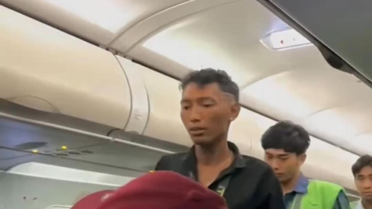 penumpang pesawat Citilink Indonesia dengan pedenya merokok di dalam kabin pesawat penerbangan Batam menuju Surabaya (dok: @terang_media)