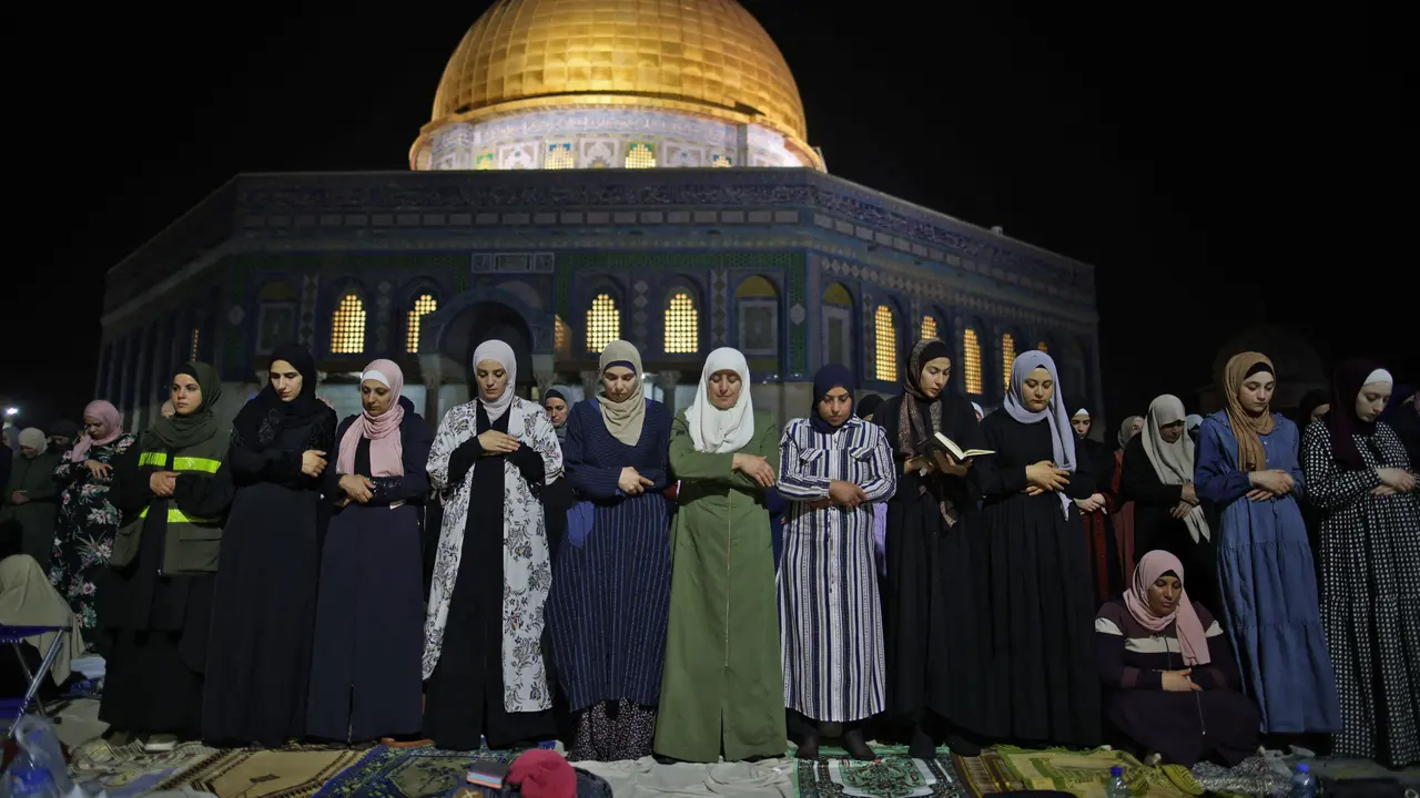 Melihat Muslim Palestina Berdoa Saat Malam Lailatul Qadar