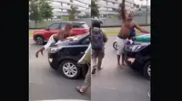 Diduga punya gangguan jiwa, seorang WNA asal Afrika Barat hadang mobil di BSD, Tangerang. (srouce: Instagram @fakta.tangerang )