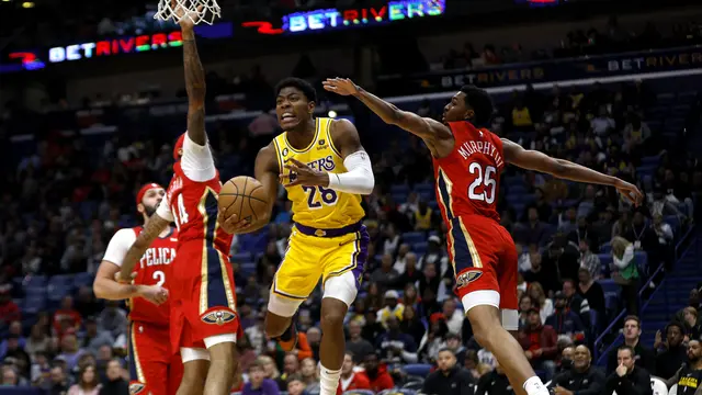Aksi pemain Lakers Rui Hachimura saat melawan Rockets di lanjutan NBA