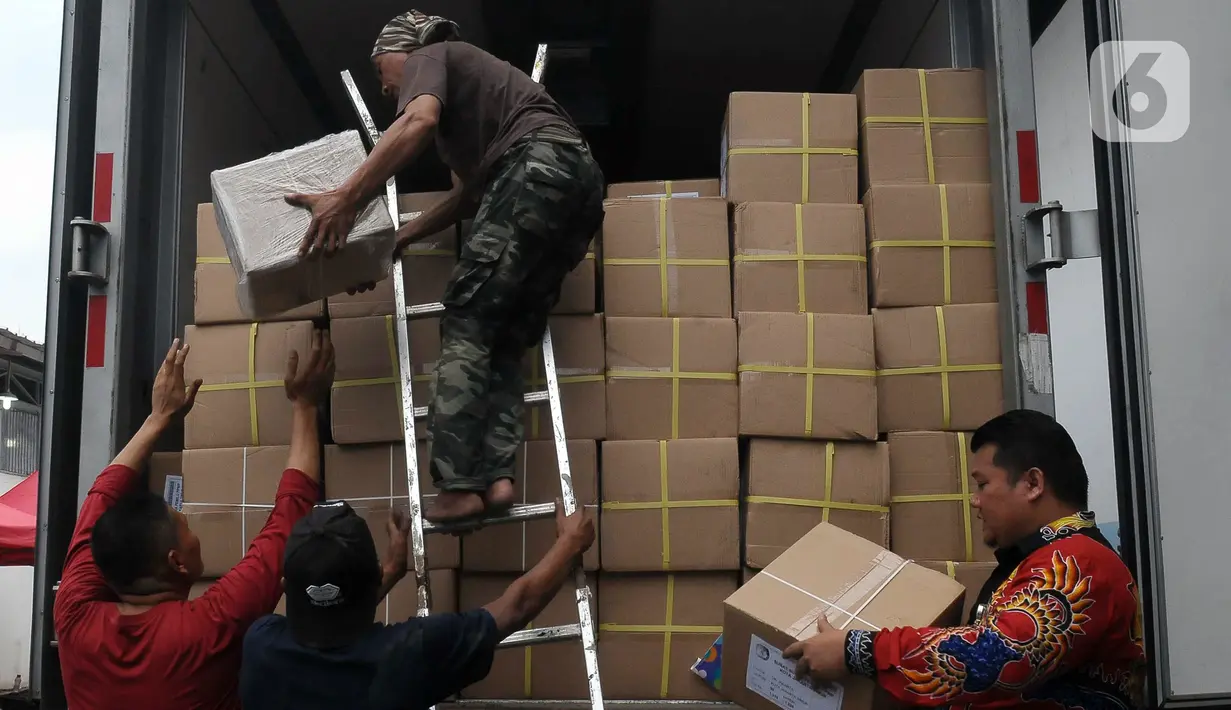 Tedi menjelaskan, penyortiran dan pelipatan seluruh surat suara ditargetkan selesai paling lambat 17 Januari 2024. Karena itu, pihaknya semaksimal mungkin akan menyelesaikan penyortiran dan pelipatan sesuai target yang telah ditentukan oleh KPU RI. (merdeka.com/Imam Buhori)