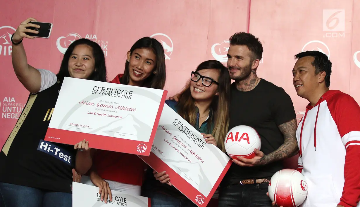 Perwakilan Atlet Asian Games Indonesia swafoto bersama mantan bintang sepak bola Inggris David Beckham dan Menpora Imam Nahrawi pada acara AIA Sepak Bola untuk Negeri di Jakarta, Minggu (25/3). (Liputan6.com/Herman Zakharia)