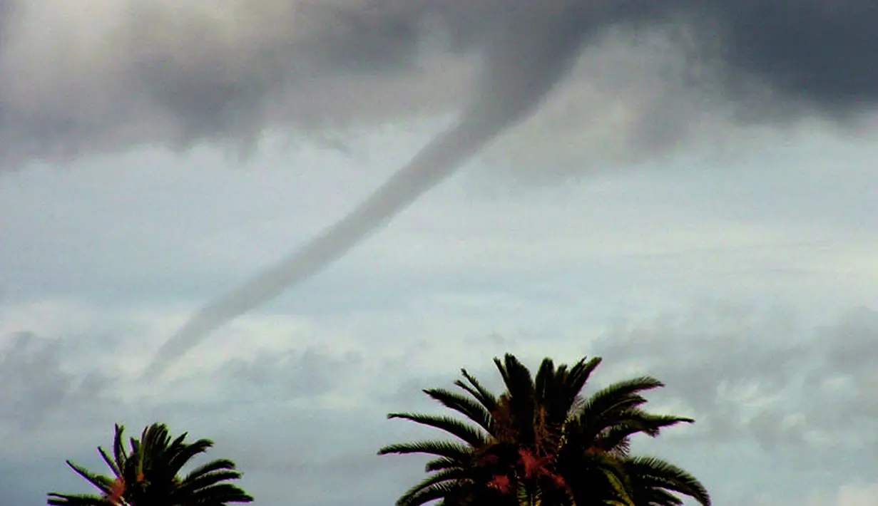 Penampakan tornado di kawasan Los Angeles, AS, Selasa (22/2/05). Beberapa wilayah California dan Nevada sekarang ini sedang mengalami cuaca buruk seperti hujan badai. (AP Photo/Chris Kaufman)