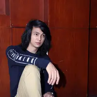 "Kemarin rambut panjang dapat film. Kalau rambut pendek stuck saja, enggak maju. Saya ingin berkembang dengan peran-peran yang enggak SMA terus," kata Marcell Darwin, di Albero Cafe, kawasan Tebet, Jakarta Selatan, Senin (5/9). (Nurwahyunan/Bintang.com)