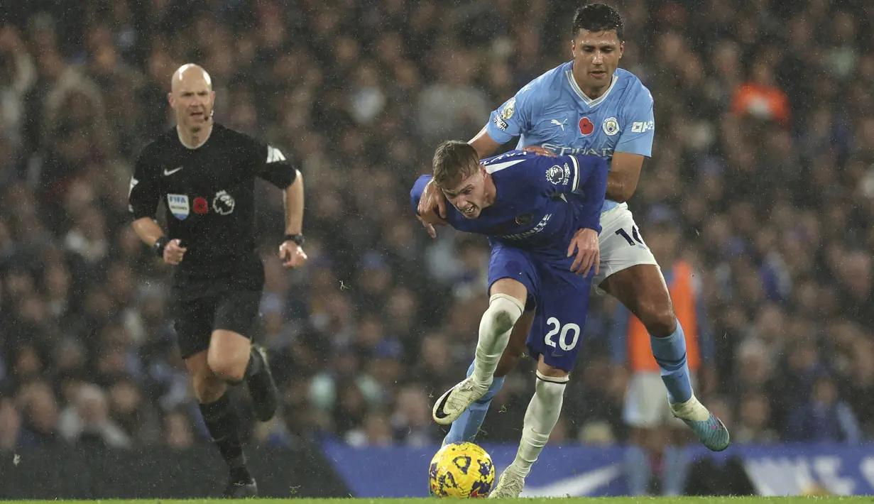 Tuan rumah Chelsea secara dramatis sukses menahan imbang juara bertahan Manchester City dengan skor 4-4. (AP Photo/Ian Walton)