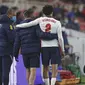 Bek Inggris, Trent Alexander-Arnold (tengah) meninggalkan lapangan usai mengalami cedera dalam laga uji coba menjelang berlangsungnya Euro 2020 di Riverside Stadium, Middlesbrough, Rabu (2/6/2021). Inggris menang 1-0 atas Austria. (AP/Scott Heppell/Pool)