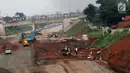 Pekerja beraktivitas melakukan pengerjaan salah satu ruas Proyek Tol Cijago Seksi II yang melintasi Kota Depok, Jawa Barat, Selasa (9/4). Proyek Tol Cijago Seksi II terbagi dua seksi, yaitu Seksi 2A Margonda-Cisalak (3,5 KM) dan Seksi 2B Kukusan-Margonda (2 KM). (Liputan6.com/Helmi Fithriansyah)