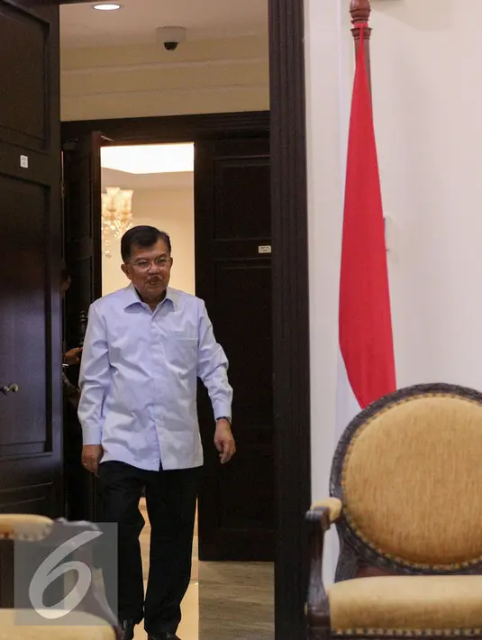Wapres Jusuf Kalla tiba untuk menemui Sekjen ICIS, KH Hasyim Muzadi di Kantor Wakil Presiden, Jakarta, Senin (26/10/2015). Pertemuan membahas rencana Konvensi Islam Internasional di Malang dengan fokus perdamaian di Indonesia. (Liputan6.com/Faizal Fanani)