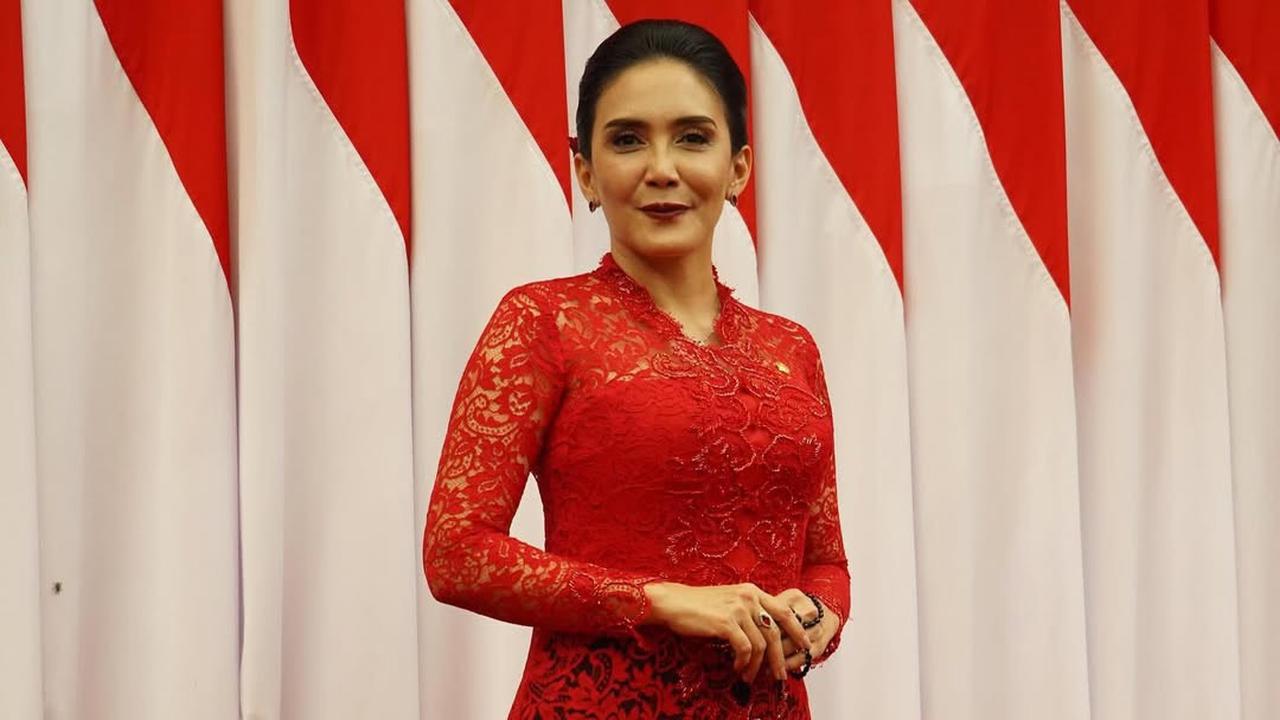 7 Potret Rieke Diah Pitaloka yang Masuki Umur 51 Tahun, Tetap Awet Muda - Masih Betah Sendiri